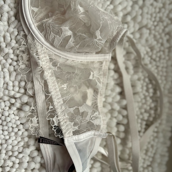 Victoria's Secret Lace Bra in Cream - Picture 8 of 12